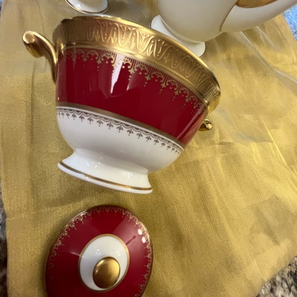 Oscar de la Renta cream and sugar set with lid gold edges and intricate pattern - Picture 3 of 6